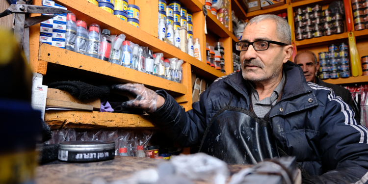 Bedensel engelli baba, ayakkabı boyacılığıyla 7 çocuğunu büyüttü