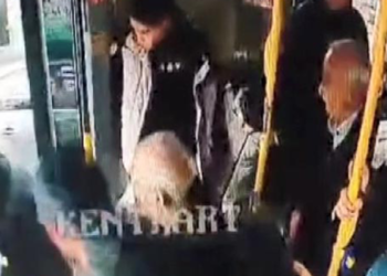 Belediye otobüsünde bayılan çocuk, kapı açılınca asfalta düştü