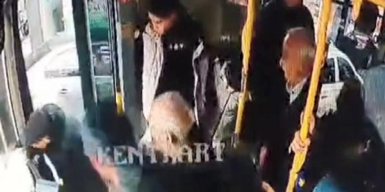 Belediye otobüsünde bayılan çocuk, kapı açılınca asfalta düştü