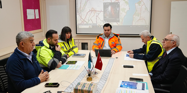 Beşiktaş'ta ekipler, karla mücadele için aralıksız çalışıyor
