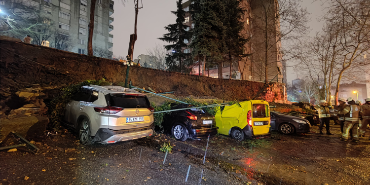 Beşiktaş'ta istinat duvarı park halindeki 8 aracın üzerine yıkıldı 