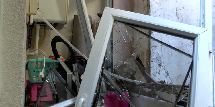 Beşiktaş'ta toprak kayması; kaya parçaları evlere girdi