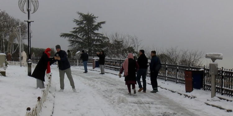 Beyaza bürünen Çamlıca Tepesi'nde seyirlik manzaralar