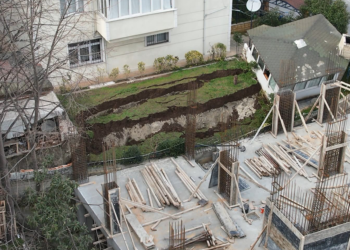 Beylikdüzü'nde istinat duvarı çöktü; bina tahliye edildi