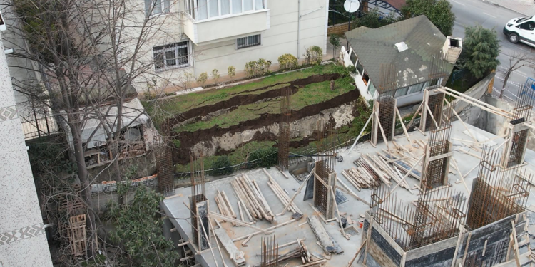 Beylikdüzü'nde istinat duvarı çöktü; bina tahliye edildi
