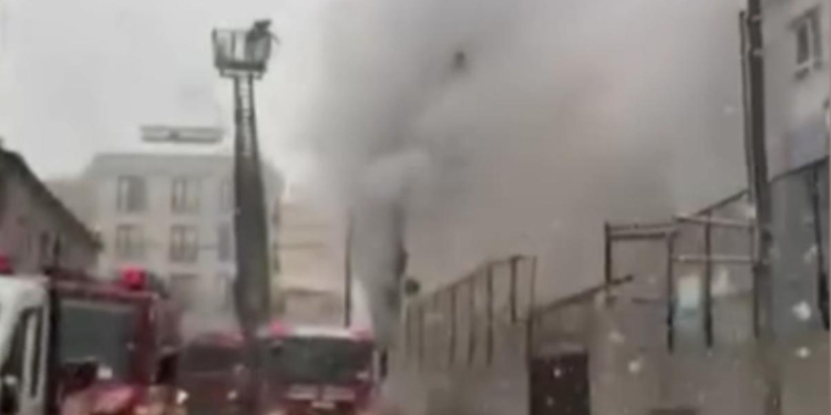 Beyoğlu'nda 3 katlı binada yangın: 1 kişi ölü bulundu