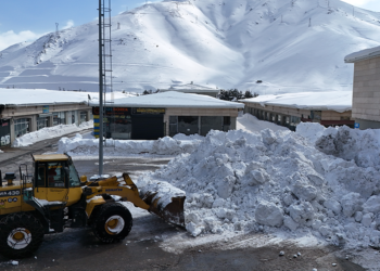 Bitlis'te kar kütleleri kamyonlarla kent dışına taşınıyor