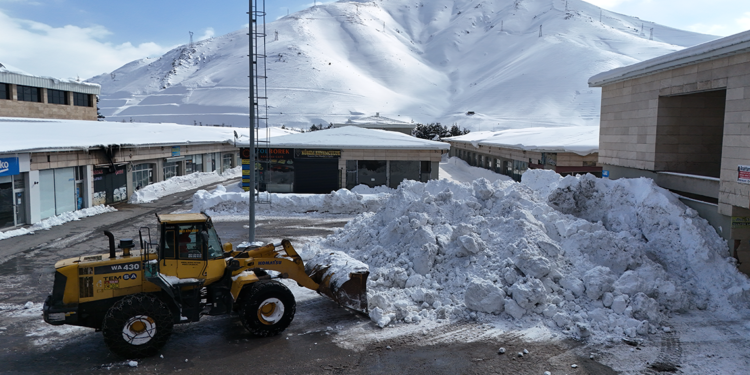 Bitlis'te kar kütleleri kamyonlarla kent dışına taşınıyor