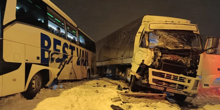 Bitlis'te yolcu otobüsü ile TIR çarpıştı; 2 yaralı