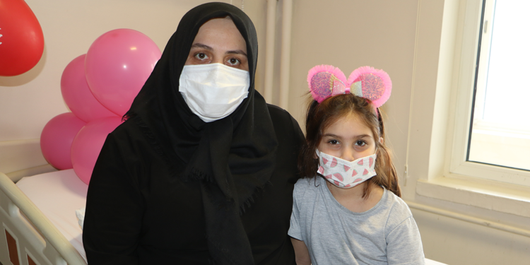 Böbreğiyle kızına ikinci kez hayat verdi