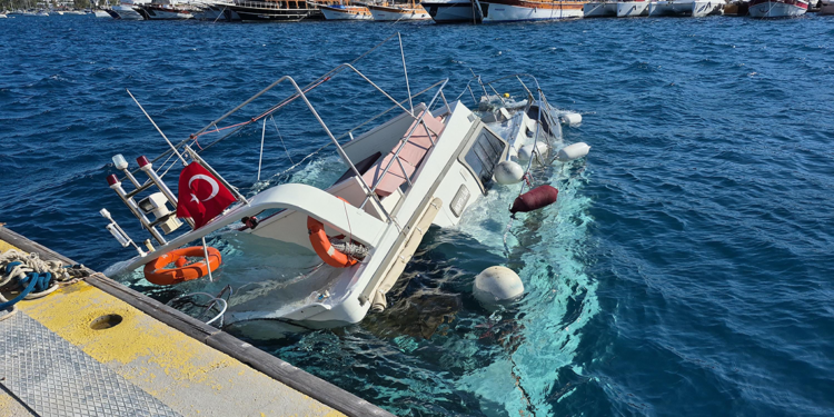Bodrum'da 15 metrelik tekne battı 