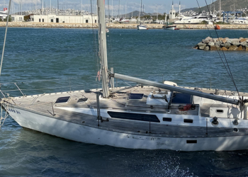 Bodrum'da fırtına; yelkenli tekne karaya oturdu, feribot seferleri iptal