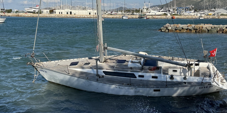 Bodrum'da fırtına; yelkenli tekne karaya oturdu, feribot seferleri iptal