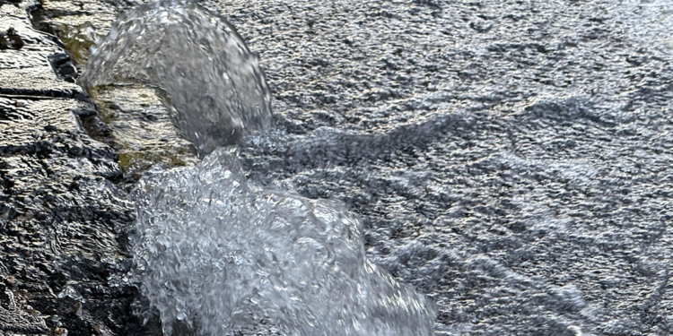 Bodrum'da isale hattı patladı, tonlarca su boşa aktı