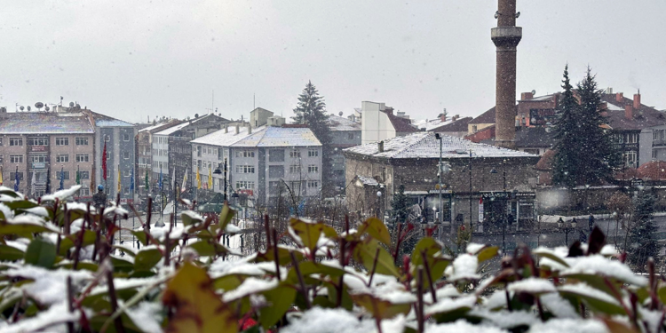 Bolu kent merkezinde hafif kar yağışı
