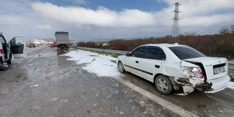 Bursa'da karlı havada 25 araç zincirleme kazaya karıştı