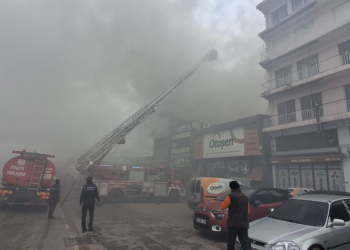 Bursa'da oto aksesuar dükkanında çıkan yangın, bitişikteki iş yerine sıçradı