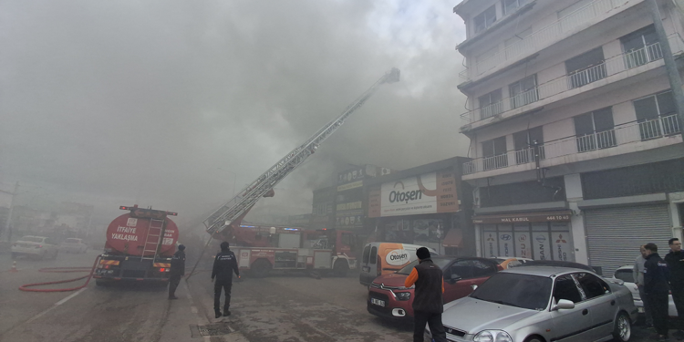 Bursa'da oto aksesuar dükkanında çıkan yangın, bitişikteki iş yerine sıçradı