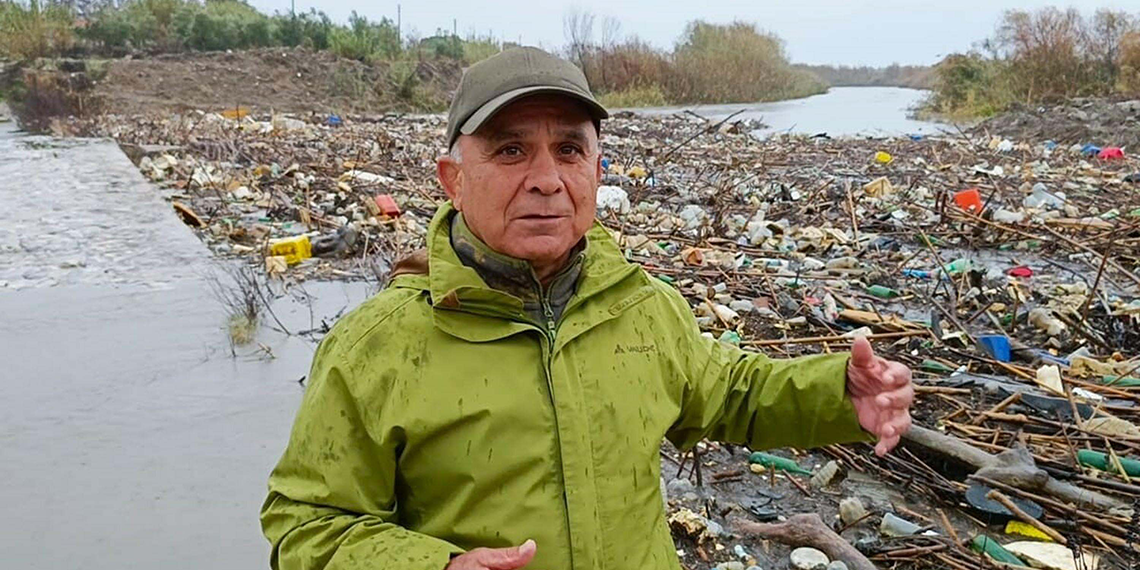 Büyük Menderes Nehri kirlilik nedeniyle siyaha büründü