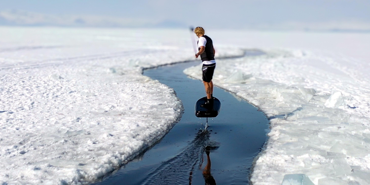 Buz kaplı Çıldır Gölü'nde nefes kesen sörf gösterisi