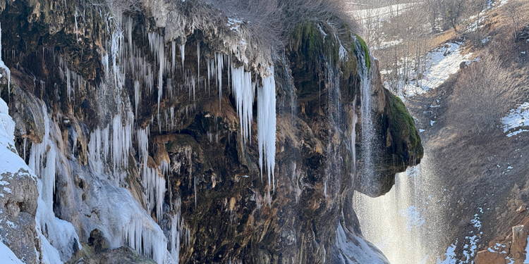 Buz tutan Dipsizgöl Şelalesi her mevsim ayrı güzel