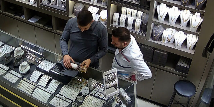 Çalıştığı kuyumcu dükkanından 3 kilo bilezik çaldı