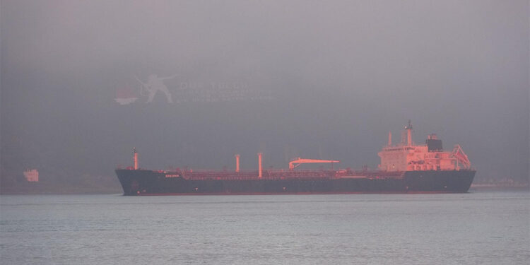 Boğaz trafiği çift yönlü olarak durduruldu