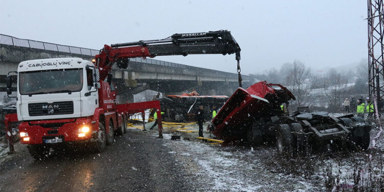 Çarpışan TIR ile Karayolları aracı köprüden uçtu