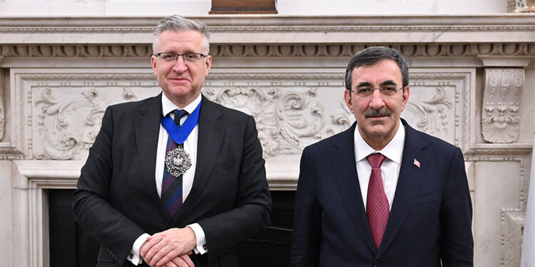 Cevdet Yılmaz Londra Finans Merkezi Belediye Başkanı ile görüştü