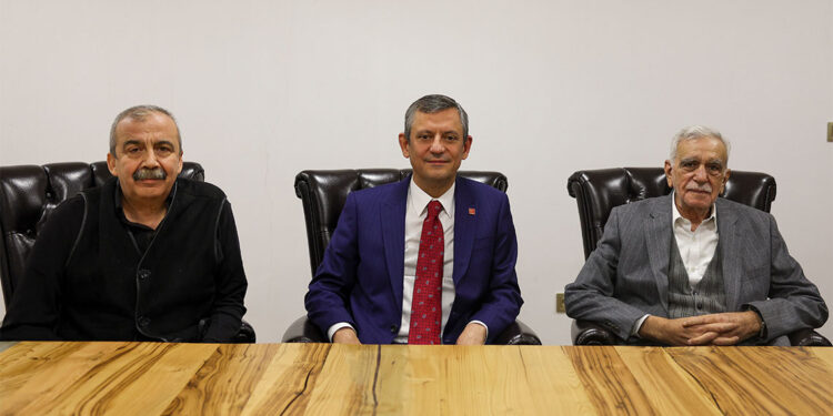 Özgür Özel DEM Partili Ahmet Türk'ü ziyaret etti