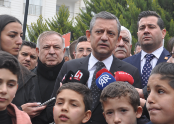 ‘İSTANBUL DEPREMİNDE YÜZ BİNLERİN, MİLYONLARIN HAYATININ TEHDİT ALTINDA OLDUĞU ORTADA’ CHP Genel Başkanı Özgür Özel, Reyhanlı Ticaret ve Sanayi Odası'nda sivil toplum kuruluşlarıyla yaptığı basına kapalı toplantının ardından, ilçedeki bir camide cuma namazı kıldı. Özel, namaz çıkışı gazetecilere açıklamalarda bulundu. Kahramanmaraş merkezli 6 Şubat depremlerinin 2’nci yıl dönümünde Adıyaman ve Kahramanmaraş’ı ziyaret ettiğini aktaran Özgür Özel, bugün de Hatay’da incelemelerde bulunduğunu kaydetti. Ege’deki sismik hareketlilik nedeniyle Yunanistan’ın adaları boşalttığını kaydeden Özel, “Böyle bir süreçte Cumhuriyet Halk Partisi yerel yönetimler birimizin gidip büyükşehir belediye başkanlarımızla yaptığı olağanüstü toplantı ve orada ilan ettiğimiz olağanüstü durum ve hazırlıklar, beklenenin çok üzerinde bir ilgi gördü. Bunun bir tek sebebi var, depremin yaklaştığını herkes biliyor. Devletin de hiçbir şey yapmadığını görüyor ve bundan ürküyor. Burada 53 bin vatandaşımızı kaybettik, yarısı Hatay'da kaybedildi. Yarın İstanbul depreminde yüz binlerin, milyonların hayatının tehdit altında olduğu ortada” dedi. 'LİYAKATLI DEPREM BAKANI ATANSIN' Deprem tehdidine karşı iş birliği çağrısında bulunan Özel, “Sayın Erdoğan, ısrarla bu talebimize bir cevap vermiyor. Bir kez daha şu çağrıda bulunuyorum. Siyaseti ikiye ayıralım Türkiye'de. Birincisi normal siyasi alan olsun, orada her şeyi konuşuruz. Dış politikayı, iç politikayı, sağlığı, ticareti ama siyaset üstü bir alanla deprem ve afetlere hazırlığı konuşalım ve bunu bakanlık düzeyinde konuşalım. Sayın Erdoğan'a çağrımdır. Türkiye'de hiçbir siyasi partiye mal olmayacak, liyakatinden herkesin emin olduğu bir deprem bakanını atasın. Hatta bence bunu partilerle istişareye açsın ve bir mutabakatla atasın. Ardından da kendi partisi, AK Parti dahil, Meclis’te grubu bulunan tüm siyasi partilerden birer bakan yardımcısı talep etsin, görevlendirelim. Tunceli'de de bu deprem olacak, İzmir'de de olacak, Ege Denizi'nde de olacak, İstanbul'da da Kocaeli'de de olacak. Bütün Türkiye fayların üzerindedir. Depreme siyaset üstü bir milli seferberlik öneriyoruz. Bunu yüz yüze iki görüşmemize kendisine ifade etmiştim. Kamuoyu önünde, deprem bölgesinde 3’üncü gün, 3’üncü kez kendisine bunu öneriyorum” diye konuştu. 'BU, SOYKIRIMIN DEVAMIDIR' Bütün dünyanın ABD Başkanı Trump’ın ne yapacağını endişeli gözlerle izlediğini kaydeden Özel, şöyle devam etti: “Bu Trump hiç yeri yokken Erdoğan'ı övdü diye trampet çalanlara soruyorum. Erdoğan'a orantısız övgüler düzen, işe güce başlamadan, yeminini etmeden ‘Trump bunu söyledi’ diye Türkiye'de davulla zurna ile bunu karşıladılar. Trump Erdoğan'ı övdü, övdü, övdü. Erdoğan da bundan pek mutlu oldu, öyle büyük bir keyifle bu övgüleri ve Türkiye'deki yansımalarını dinledi. Şimdi bu Trump diyor ki; ‘Filistinliler Gazze'de yaşamayacak, orası yaşanmaz, onları etraftaki ülkelere dağıtacağım, Gazze güzel yer. Oranın enkazını kaldırmak bana yakışır. Deniz kenarı pek güzel yermiş. Orayı imara, turizme açacağım, dünyanın göz bebeği olacak.’ Duyuyor musunuz? Trump’ı büyük bir hevesle alkışlayanlar, Erdoğan'ı övdü diye trampet, davul, zurna çalanlara ve Erdoğan'a soruyorum. Bu tehcirdir, bu zorla yer değiştirmedir, bu insanlık suçudur, bu soykırımın devamıdır, soykırımı kalıcılaştırmaktır. Bu, kutsal topraklardan Filistin'i söküp atmaktır.” Cumhurbaşkanı Erdoğan’ın Almanya Cumhurbaşkanı Frank- Walter Steinmeier ile yaptığı görüşmeye değinen Özel, şöyle devam etti: “Ortak basın toplantısında Erdoğan, ‘Filistin'deki ateşkes korunsun, Filistin de önemli Ukrayna da önemli’ dedi, geçti gitti. Ya Steinmeier bile dedi ki ‘Bu soykırımdır, kabul edilemez. Bu insanlık suçudur, Amerika'nın bu önerisi insanlık suçudur’ dedi. Erdoğan Steinmeier’e kafa bile sallamıyor, Trump’a laf söylüyor diye. Sayın Erdoğan'a bu mikrofonlar uzatıldığında Erdoğan bir cevap versin, Sayın Erdoğan nasıl oluyor da Alman Cumhurbaşkanının gösterdiği tepkiyi dahi göstermeyecek bir acziyet sergiliyor? Şimdi burada cuma namazı Hatay'dan sonra kılınıyor Erdoğan'ın bulunduğu yerde. Erdoğan'a basın mensupları sorsunlar, bu Trump, kimsenin söylemediği, Netanyahu’nun eline bir tane sihirli lamba bulsa, Alaaddin’in sihirli lambası, içinden cin çıksa, iste dese istemeyi akıl edemeyeceği bir dilektir bu. Buradan Türkiye'deki herkese şunu söylüyorum. Filistin davası bir kere bizim 3’üncü Genel Başkanımızın Ecevit'in Arafat'la kurduğu ilişkiden başlayarak, Türkiye solunun Deniz Gezmiş ve arkadaşlarının Filistin kurtuluş mücadelesine verdiği destekten başlayarak, bugüne kadar bizim davamızdır. Filistin davası Türkiye hükümetlerinin de milli davasıdır.” ‘BUNA SESSİZ KALMAYA HAKKI YOK’ Özel, bir an önce sandığı ortaya koymak gerektiğini belirterek, “Günü geldiğinde, İsrail'le kavga etmek para ettiğinde, bundan katmerli katmerli nemalanan Erdoğan şimdi İsrail ile Amerika anlaşmış, Suriye'ye bir düzen verecekler, orada da Büyük Orta Doğu Projesi’nin (BOP) eski eş başkanı, ama anlaşılan öyle eski de kalmadı, eş başkanlarına orada bir rol vermişler, rolünden memnun ve rolün içinde Filistin'in Gazze'den söküp atılması, sürülmesi var ve buna sessiz kalıyor. Onun buna sessiz kalmaya hakkı yoktur. Geçen seçimlerde ilk turu kazanmadı. İkinci turda yüzde 1’lik bir farkla, kullanılan geçerli oyların yüzde 51,50’sini alarak seçildi. Ona oy verenler Filistin’i böyle yalnız bıraksın, diye mi verdiler? Bu meseleye sustuğu her gün gayrimeşrudur. Çünkü ona oy verenlerin çok önemli çoğunluğu Filistin konusunda Türkiye’nin geleneksel tutumunu ve kendisinin önceki söylemlerini sürdüreceğini varsayarak oy verdiler. Sen şimdi çıkıp yüzünü İsrail'e, sırtını Filistin'e dönersen meşruiyetini kaybetmiş olursun. İşte bir an önce sandığı koymanın ve millete ‘Şimdi ne diyorsunuz’ diye sormanın bir gerekçesi daha ortaya çıkmaktadır” dedi. 'DEPREMZEDELE VERİLEN SÖZLER TUTULMADI' Hatay’da depremzedelere verilen sözlerin tutulmadığını söyleyen Özel, sözlerini şöyle sürdürdü: “Bir diğer gerekçe ise 10 depremzededen 7’sinin konteynerde olmasıdır. 1 yılda halledecekti, 2 yıl geçti, yüzde 70’i konteynerde. Bir de şunu söyleyelim; Hatay'da ev teslim edilme oranı yüzde 18. Bir yılda evleri verecekti. 100 Hataylıdan 82’si çadırda, konteynerde ya da gurbette. Bunların hepsi artık Erdoğan iktidarının bu haliyle gayrimeşru olduğunu göstermektedir ve bir an önce sandığın gelmesi gerekmektedir. Bir de Suriye sınırındayız. Suriye’nin askeri olarak da siyasi olarak da hızla bir istikrara ihtiyacı vardır. Suriye'deki hem Kürtleri hem Arapları hem Türkmenleri hem de gayrimüslimleri temsil edecek bir kapsayıcı anayasaya, kapsayıcı bir geçiş hükümetine, sonra serbest seçimlere ve istikrara ihtiyaç vardır. Bu sağlanmaksızın, orada geçirilen her günde hem Hatay'daki Arap Alevi yurttaşlarımızın akrabalarının orada canları tehlikededir ve endişe endişededirler, çok haklılardır. Hem de artık buranın bu kadar yoğun bir sığınmacı nüfusuyla, kendi mevcudiyetini sürdürmesi mümkün değildir. Suriye için derhal askeri istikrar, siyasi istikrar herkesi kapsayan bir yönetim, Suriye’nin güçlendirilmesi ve hızlı bir şekilde buradaki misafirlerin, geçici sığınmacıların memleketlerine dönmeleri son derece önemlidir. Biz Cumhuriyet Halk Partisi olarak hiçbir zaman sığınmacı düşmanı olmadık ama sığınmacı yaratan politikaların ve politikacıların karşısında olduk. Bunların da başında Sayın Erdoğan ve Politikalar gelmektedir.” (