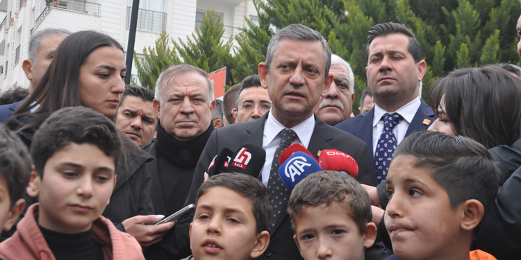 ‘İSTANBUL DEPREMİNDE YÜZ BİNLERİN, MİLYONLARIN HAYATININ TEHDİT ALTINDA OLDUĞU ORTADA’ CHP Genel Başkanı Özgür Özel, Reyhanlı Ticaret ve Sanayi Odası'nda sivil toplum kuruluşlarıyla yaptığı basına kapalı toplantının ardından, ilçedeki bir camide cuma namazı kıldı. Özel, namaz çıkışı gazetecilere açıklamalarda bulundu. Kahramanmaraş merkezli 6 Şubat depremlerinin 2’nci yıl dönümünde Adıyaman ve Kahramanmaraş’ı ziyaret ettiğini aktaran Özgür Özel, bugün de Hatay’da incelemelerde bulunduğunu kaydetti. Ege’deki sismik hareketlilik nedeniyle Yunanistan’ın adaları boşalttığını kaydeden Özel, “Böyle bir süreçte Cumhuriyet Halk Partisi yerel yönetimler birimizin gidip büyükşehir belediye başkanlarımızla yaptığı olağanüstü toplantı ve orada ilan ettiğimiz olağanüstü durum ve hazırlıklar, beklenenin çok üzerinde bir ilgi gördü. Bunun bir tek sebebi var, depremin yaklaştığını herkes biliyor. Devletin de hiçbir şey yapmadığını görüyor ve bundan ürküyor. Burada 53 bin vatandaşımızı kaybettik, yarısı Hatay'da kaybedildi. Yarın İstanbul depreminde yüz binlerin, milyonların hayatının tehdit altında olduğu ortada” dedi. 'LİYAKATLI DEPREM BAKANI ATANSIN' Deprem tehdidine karşı iş birliği çağrısında bulunan Özel, “Sayın Erdoğan, ısrarla bu talebimize bir cevap vermiyor. Bir kez daha şu çağrıda bulunuyorum. Siyaseti ikiye ayıralım Türkiye'de. Birincisi normal siyasi alan olsun, orada her şeyi konuşuruz. Dış politikayı, iç politikayı, sağlığı, ticareti ama siyaset üstü bir alanla deprem ve afetlere hazırlığı konuşalım ve bunu bakanlık düzeyinde konuşalım. Sayın Erdoğan'a çağrımdır. Türkiye'de hiçbir siyasi partiye mal olmayacak, liyakatinden herkesin emin olduğu bir deprem bakanını atasın. Hatta bence bunu partilerle istişareye açsın ve bir mutabakatla atasın. Ardından da kendi partisi, AK Parti dahil, Meclis’te grubu bulunan tüm siyasi partilerden birer bakan yardımcısı talep etsin, görevlendirelim. Tunceli'de de bu deprem olacak, İzmir'de de olacak, Ege Denizi'nde de olacak, İstanbul'da da Kocaeli'de de olacak. Bütün Türkiye fayların üzerindedir. Depreme siyaset üstü bir milli seferberlik öneriyoruz. Bunu yüz yüze iki görüşmemize kendisine ifade etmiştim. Kamuoyu önünde, deprem bölgesinde 3’üncü gün, 3’üncü kez kendisine bunu öneriyorum” diye konuştu. 'BU, SOYKIRIMIN DEVAMIDIR' Bütün dünyanın ABD Başkanı Trump’ın ne yapacağını endişeli gözlerle izlediğini kaydeden Özel, şöyle devam etti: “Bu Trump hiç yeri yokken Erdoğan'ı övdü diye trampet çalanlara soruyorum. Erdoğan'a orantısız övgüler düzen, işe güce başlamadan, yeminini etmeden ‘Trump bunu söyledi’ diye Türkiye'de davulla zurna ile bunu karşıladılar. Trump Erdoğan'ı övdü, övdü, övdü. Erdoğan da bundan pek mutlu oldu, öyle büyük bir keyifle bu övgüleri ve Türkiye'deki yansımalarını dinledi. Şimdi bu Trump diyor ki; ‘Filistinliler Gazze'de yaşamayacak, orası yaşanmaz, onları etraftaki ülkelere dağıtacağım, Gazze güzel yer. Oranın enkazını kaldırmak bana yakışır. Deniz kenarı pek güzel yermiş. Orayı imara, turizme açacağım, dünyanın göz bebeği olacak.’ Duyuyor musunuz? Trump’ı büyük bir hevesle alkışlayanlar, Erdoğan'ı övdü diye trampet, davul, zurna çalanlara ve Erdoğan'a soruyorum. Bu tehcirdir, bu zorla yer değiştirmedir, bu insanlık suçudur, bu soykırımın devamıdır, soykırımı kalıcılaştırmaktır. Bu, kutsal topraklardan Filistin'i söküp atmaktır.” Cumhurbaşkanı Erdoğan’ın Almanya Cumhurbaşkanı Frank- Walter Steinmeier ile yaptığı görüşmeye değinen Özel, şöyle devam etti: “Ortak basın toplantısında Erdoğan, ‘Filistin'deki ateşkes korunsun, Filistin de önemli Ukrayna da önemli’ dedi, geçti gitti. Ya Steinmeier bile dedi ki ‘Bu soykırımdır, kabul edilemez. Bu insanlık suçudur, Amerika'nın bu önerisi insanlık suçudur’ dedi. Erdoğan Steinmeier’e kafa bile sallamıyor, Trump’a laf söylüyor diye. Sayın Erdoğan'a bu mikrofonlar uzatıldığında Erdoğan bir cevap versin, Sayın Erdoğan nasıl oluyor da Alman Cumhurbaşkanının gösterdiği tepkiyi dahi göstermeyecek bir acziyet sergiliyor? Şimdi burada cuma namazı Hatay'dan sonra kılınıyor Erdoğan'ın bulunduğu yerde. Erdoğan'a basın mensupları sorsunlar, bu Trump, kimsenin söylemediği, Netanyahu’nun eline bir tane sihirli lamba bulsa, Alaaddin’in sihirli lambası, içinden cin çıksa, iste dese istemeyi akıl edemeyeceği bir dilektir bu. Buradan Türkiye'deki herkese şunu söylüyorum. Filistin davası bir kere bizim 3’üncü Genel Başkanımızın Ecevit'in Arafat'la kurduğu ilişkiden başlayarak, Türkiye solunun Deniz Gezmiş ve arkadaşlarının Filistin kurtuluş mücadelesine verdiği destekten başlayarak, bugüne kadar bizim davamızdır. Filistin davası Türkiye hükümetlerinin de milli davasıdır.” ‘BUNA SESSİZ KALMAYA HAKKI YOK’ Özel, bir an önce sandığı ortaya koymak gerektiğini belirterek, “Günü geldiğinde, İsrail'le kavga etmek para ettiğinde, bundan katmerli katmerli nemalanan Erdoğan şimdi İsrail ile Amerika anlaşmış, Suriye'ye bir düzen verecekler, orada da Büyük Orta Doğu Projesi’nin (BOP) eski eş başkanı, ama anlaşılan öyle eski de kalmadı, eş başkanlarına orada bir rol vermişler, rolünden memnun ve rolün içinde Filistin'in Gazze'den söküp atılması, sürülmesi var ve buna sessiz kalıyor. Onun buna sessiz kalmaya hakkı yoktur. Geçen seçimlerde ilk turu kazanmadı. İkinci turda yüzde 1’lik bir farkla, kullanılan geçerli oyların yüzde 51,50’sini alarak seçildi. Ona oy verenler Filistin’i böyle yalnız bıraksın, diye mi verdiler? Bu meseleye sustuğu her gün gayrimeşrudur. Çünkü ona oy verenlerin çok önemli çoğunluğu Filistin konusunda Türkiye’nin geleneksel tutumunu ve kendisinin önceki söylemlerini sürdüreceğini varsayarak oy verdiler. Sen şimdi çıkıp yüzünü İsrail'e, sırtını Filistin'e dönersen meşruiyetini kaybetmiş olursun. İşte bir an önce sandığı koymanın ve millete ‘Şimdi ne diyorsunuz’ diye sormanın bir gerekçesi daha ortaya çıkmaktadır” dedi. 'DEPREMZEDELE VERİLEN SÖZLER TUTULMADI' Hatay’da depremzedelere verilen sözlerin tutulmadığını söyleyen Özel, sözlerini şöyle sürdürdü: “Bir diğer gerekçe ise 10 depremzededen 7’sinin konteynerde olmasıdır. 1 yılda halledecekti, 2 yıl geçti, yüzde 70’i konteynerde. Bir de şunu söyleyelim; Hatay'da ev teslim edilme oranı yüzde 18. Bir yılda evleri verecekti. 100 Hataylıdan 82’si çadırda, konteynerde ya da gurbette. Bunların hepsi artık Erdoğan iktidarının bu haliyle gayrimeşru olduğunu göstermektedir ve bir an önce sandığın gelmesi gerekmektedir. Bir de Suriye sınırındayız. Suriye’nin askeri olarak da siyasi olarak da hızla bir istikrara ihtiyacı vardır. Suriye'deki hem Kürtleri hem Arapları hem Türkmenleri hem de gayrimüslimleri temsil edecek bir kapsayıcı anayasaya, kapsayıcı bir geçiş hükümetine, sonra serbest seçimlere ve istikrara ihtiyaç vardır. Bu sağlanmaksızın, orada geçirilen her günde hem Hatay'daki Arap Alevi yurttaşlarımızın akrabalarının orada canları tehlikededir ve endişe endişededirler, çok haklılardır. Hem de artık buranın bu kadar yoğun bir sığınmacı nüfusuyla, kendi mevcudiyetini sürdürmesi mümkün değildir. Suriye için derhal askeri istikrar, siyasi istikrar herkesi kapsayan bir yönetim, Suriye’nin güçlendirilmesi ve hızlı bir şekilde buradaki misafirlerin, geçici sığınmacıların memleketlerine dönmeleri son derece önemlidir. Biz Cumhuriyet Halk Partisi olarak hiçbir zaman sığınmacı düşmanı olmadık ama sığınmacı yaratan politikaların ve politikacıların karşısında olduk. Bunların da başında Sayın Erdoğan ve Politikalar gelmektedir.” (