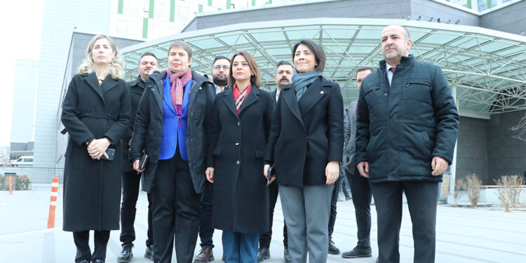 CHP heyeti, sahte içki nedeniyle tedavi gören hastaları ziyaret etti