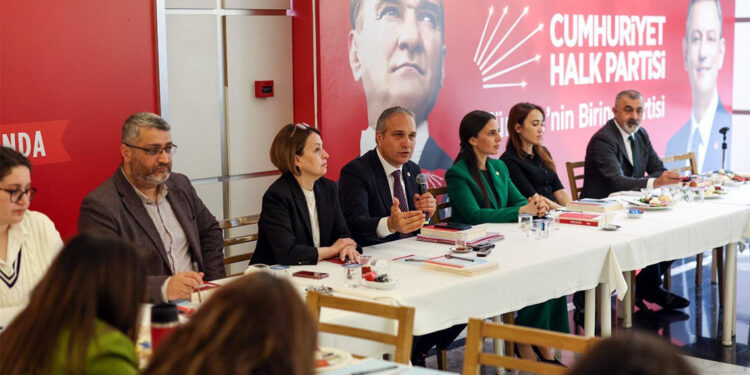 Türkiye'de hala demokratik olarak değişim süreci yaşanabilen tek parti CHP'dir