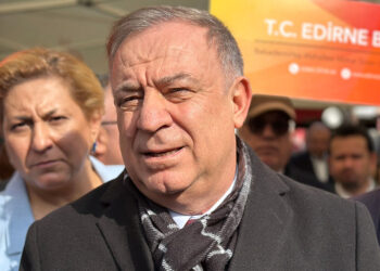 ANKARA'nın Nallıhan ilçesindeki Çayırhan Termik Santrali'nde çalışan ve özelleştirme duyurusuna karşı 3 gün önce Ankara'ya yürüyüş başlatan maden işçileri, Hazine ve Maliye Bakanlığı Özelleştirme Dairesi Başkanlığı önüne gelerek duruma tepki gösterdi. Çayırhan Termik Santrali ve santrale kömür temin eden maden sahalarının özelleştirilme kararına tepki gösteren madenciler, 20 Kasım'da maden ocağında eylem başlattı. Eylemin 9'uncu gününde Ankara'ya yürüme kararı alan işçiler, yaklaşık 7 saatlik yürüyüşün ardından Beypazarı ilçesine ulaştı. Hazine ve Maliye Bakanlığı Özelleştirme Dairesi Başkanlığı'nın, Çayırhan Termik Santrali'nin özelleştirilmesine ilişkin ihalede son teklif verme tarihini 4 Aralık 2024'ten 4 Mart 2025'e uzatmasının ardından işçiler eyleme son vermişti. Çayırhanlı madenciler, pazartesi sabahı yeniden Beypazarı'ndan Ankara'ya doğru yürüyüş başlattı. Bugün Ankara'ya ulaşan işçiler, Anıtpark'tan Hazine ve Maliye Bakanlığı Özelleştirme Dairesi Başkanlığı binasına yürüdü. Yürüyüşe CHP milletvekilleri Cevdet Akay, Umut Akdoğan, Ali Mahir Başarır, Deniz Yavuzyılmaz ve Ankara Büyükşehir Belediye (ABB) Başkanı Mansur Yavaş ile Yeniden Refah Partisi Genel Başkan Yardımcısı Suat Kılıç, DEVA Parti Genel Başkan Yardımcısı İdris Şahin, Türkiye İşçi Sendikaları Konfederasyonu (TÜRK-İŞ) Genel Başkanı Ergün Atalay ve beraberindekiler de destek verdi. 'KESİNLİKLE ÖZELLEŞTİRMEYE KARŞIYIZ' Yürüyüş başlangıcında açıklama yapan ABB Başkanı Mansur Yavaş, işçilere destek olacaklarını belirterek, "Binlerce insan orada yıllardır ekmek yiyor. Buradaki kişilerin çoğunun babası oradan emekli olmuş, haliyle başka bir ekmek kapısı da yok. Yıllardır burada çalışıyorlar, kendini yıpratıyorlar. Kesinlikle özelleştirmeye karşıyız. Güzel çalıştırırsan zarar falan etmez, zaten zarar ettiği konusunda bir şey de söylemiyorlar" dedi. Yeniden Refah Partisi Genel Başkan Yardımcısı Suat Kılıç da kömür madenlerinin satışına karşı olduklarını söyleyerek, "Türkiye'nin elinde hangi maden kaldıysa bu madenler maalesef hızlı bir şekilde ederinin çok altında ve aynı alıcılara verilmek suretiyle elden çıkarılıyor. Bu özelleştirmeye karşıyız" ifadelerini kullandı. 'BU YOL ÇIKMAZ BİR YOL, BUNDAN VAZGEÇSİNLER' TÜRK-İŞ Genel Başkanı Ergün Atalay ise "Bugüne kadar olan özelleştirmelerin işçilere, ülkeye hiçbir faydası yok. Bu yol çıkmaz bir yol, bundan vazgeçsinler. Bu arkadaşlarımız 4 gündür sıfırın altında 5 derecelerde yürüyorlar. Bu meselenin sonu nereye giderse gitsin, arkadaşlarımız netice alana kadar da mücadele sürdürecekler. Onların önünde gideceğiz. Belediye başkanımıza, siyasi partilere teşekkür ederim" diye konuştu. 'GELİN BURALARI İŞÇİLERE VE HALKA DEVREDİN' Yürüyüşe katılan yaklaşık 2 bin kişi adına açıklama yapan Türkiye Maden İşçileri Sendikası Genel Başkanı Nurettin Akçul da ölümlü kazalarını çoğunun özelleştirilen yerlerde meydan geldiğini söyleyerek şöyle konuştu: "Bugüne kadar ağır çalışma koşulları ve güvenlik önlemlerinin hiçe sayılması sonucunda kaç canımızı toprağı verdik. Şimdi bizden aynı akıbete razı olmamızı mı istiyorsunuz. Deprem felaketinin 2'nci yıl dönümü. Deprem felaketinde, selde, yangında canını hiçe sayan maden ve enerji işçilerine teşekkürü böyle mi ediyorsunuz. O günlerde kahraman ilan ettiğinizi şimdi neden yok sayıyorsunuz. Allah böyle acıları bir daha yaşatmasın ama ola ki bir afet olsa yine koşarız, canımızı ortaya koyarız. Karşılık bekleyerek yapmadık ama hiç değilse bizim devletimizi ve halkımızı düşündüğümüz kadar sizler de biraz bizi düşünün. Bir de tutturmuşlar; bu işletmeler kar etmiyor. Buranın ne kadar kar ettiğini onlar da biliyor, biz de çok iyi biliyoruz. Gelin gerçek bilgileri kamuoyuyla paylaşın. Kamuya ait böylesine kar yapan stratejik tesislerin özel şirketlere devredilmesi sadece işçileri değil, yöre insanını da ülkemizi de yoksullaştıracak bir politikadır. Maliye Bakanına buradan sesleniyoruz; bizi bugüne kadar duymadınız ama artık sesimizi duyun ve taleplerimize cevap verin. Bizi artık ciddiye alın. Ama yok ille de özelleştireceğiz, diyorsanız biz buralara talibiz. Bu işte bir art niyet yoksa tamamen iyi niyetli ve devlet yararına bir uygulamaysa gelin buraları işçilere ve halka devredin" dedi.