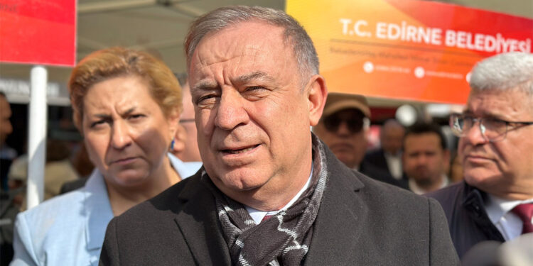 ANKARA'nın Nallıhan ilçesindeki Çayırhan Termik Santrali'nde çalışan ve özelleştirme duyurusuna karşı 3 gün önce Ankara'ya yürüyüş başlatan maden işçileri, Hazine ve Maliye Bakanlığı Özelleştirme Dairesi Başkanlığı önüne gelerek duruma tepki gösterdi. Çayırhan Termik Santrali ve santrale kömür temin eden maden sahalarının özelleştirilme kararına tepki gösteren madenciler, 20 Kasım'da maden ocağında eylem başlattı. Eylemin 9'uncu gününde Ankara'ya yürüme kararı alan işçiler, yaklaşık 7 saatlik yürüyüşün ardından Beypazarı ilçesine ulaştı. Hazine ve Maliye Bakanlığı Özelleştirme Dairesi Başkanlığı'nın, Çayırhan Termik Santrali'nin özelleştirilmesine ilişkin ihalede son teklif verme tarihini 4 Aralık 2024'ten 4 Mart 2025'e uzatmasının ardından işçiler eyleme son vermişti. Çayırhanlı madenciler, pazartesi sabahı yeniden Beypazarı'ndan Ankara'ya doğru yürüyüş başlattı. Bugün Ankara'ya ulaşan işçiler, Anıtpark'tan Hazine ve Maliye Bakanlığı Özelleştirme Dairesi Başkanlığı binasına yürüdü. Yürüyüşe CHP milletvekilleri Cevdet Akay, Umut Akdoğan, Ali Mahir Başarır, Deniz Yavuzyılmaz ve Ankara Büyükşehir Belediye (ABB) Başkanı Mansur Yavaş ile Yeniden Refah Partisi Genel Başkan Yardımcısı Suat Kılıç, DEVA Parti Genel Başkan Yardımcısı İdris Şahin, Türkiye İşçi Sendikaları Konfederasyonu (TÜRK-İŞ) Genel Başkanı Ergün Atalay ve beraberindekiler de destek verdi. 'KESİNLİKLE ÖZELLEŞTİRMEYE KARŞIYIZ' Yürüyüş başlangıcında açıklama yapan ABB Başkanı Mansur Yavaş, işçilere destek olacaklarını belirterek, "Binlerce insan orada yıllardır ekmek yiyor. Buradaki kişilerin çoğunun babası oradan emekli olmuş, haliyle başka bir ekmek kapısı da yok. Yıllardır burada çalışıyorlar, kendini yıpratıyorlar. Kesinlikle özelleştirmeye karşıyız. Güzel çalıştırırsan zarar falan etmez, zaten zarar ettiği konusunda bir şey de söylemiyorlar" dedi. Yeniden Refah Partisi Genel Başkan Yardımcısı Suat Kılıç da kömür madenlerinin satışına karşı olduklarını söyleyerek, "Türkiye'nin elinde hangi maden kaldıysa bu madenler maalesef hızlı bir şekilde ederinin çok altında ve aynı alıcılara verilmek suretiyle elden çıkarılıyor. Bu özelleştirmeye karşıyız" ifadelerini kullandı. 'BU YOL ÇIKMAZ BİR YOL, BUNDAN VAZGEÇSİNLER' TÜRK-İŞ Genel Başkanı Ergün Atalay ise "Bugüne kadar olan özelleştirmelerin işçilere, ülkeye hiçbir faydası yok. Bu yol çıkmaz bir yol, bundan vazgeçsinler. Bu arkadaşlarımız 4 gündür sıfırın altında 5 derecelerde yürüyorlar. Bu meselenin sonu nereye giderse gitsin, arkadaşlarımız netice alana kadar da mücadele sürdürecekler. Onların önünde gideceğiz. Belediye başkanımıza, siyasi partilere teşekkür ederim" diye konuştu. 'GELİN BURALARI İŞÇİLERE VE HALKA DEVREDİN' Yürüyüşe katılan yaklaşık 2 bin kişi adına açıklama yapan Türkiye Maden İşçileri Sendikası Genel Başkanı Nurettin Akçul da ölümlü kazalarını çoğunun özelleştirilen yerlerde meydan geldiğini söyleyerek şöyle konuştu: "Bugüne kadar ağır çalışma koşulları ve güvenlik önlemlerinin hiçe sayılması sonucunda kaç canımızı toprağı verdik. Şimdi bizden aynı akıbete razı olmamızı mı istiyorsunuz. Deprem felaketinin 2'nci yıl dönümü. Deprem felaketinde, selde, yangında canını hiçe sayan maden ve enerji işçilerine teşekkürü böyle mi ediyorsunuz. O günlerde kahraman ilan ettiğinizi şimdi neden yok sayıyorsunuz. Allah böyle acıları bir daha yaşatmasın ama ola ki bir afet olsa yine koşarız, canımızı ortaya koyarız. Karşılık bekleyerek yapmadık ama hiç değilse bizim devletimizi ve halkımızı düşündüğümüz kadar sizler de biraz bizi düşünün. Bir de tutturmuşlar; bu işletmeler kar etmiyor. Buranın ne kadar kar ettiğini onlar da biliyor, biz de çok iyi biliyoruz. Gelin gerçek bilgileri kamuoyuyla paylaşın. Kamuya ait böylesine kar yapan stratejik tesislerin özel şirketlere devredilmesi sadece işçileri değil, yöre insanını da ülkemizi de yoksullaştıracak bir politikadır. Maliye Bakanına buradan sesleniyoruz; bizi bugüne kadar duymadınız ama artık sesimizi duyun ve taleplerimize cevap verin. Bizi artık ciddiye alın. Ama yok ille de özelleştireceğiz, diyorsanız biz buralara talibiz. Bu işte bir art niyet yoksa tamamen iyi niyetli ve devlet yararına bir uygulamaysa gelin buraları işçilere ve halka devredin" dedi.