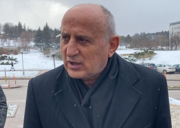CHP'li Çiçek, ön seçim için Meclis'te imza toplamaya başladı