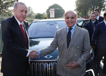 Cumhurbaşkanı Erdoğan, Şahbaz Şerif'e Togg hediye etti
