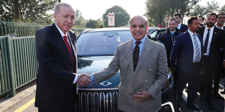 Cumhurbaşkanı Erdoğan, Şahbaz Şerif'e Togg hediye etti