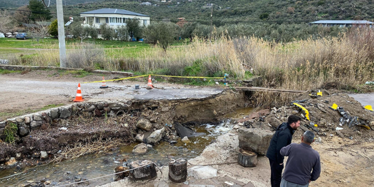 Çanakkale'de sağanak nedeniyle köprü çöktü