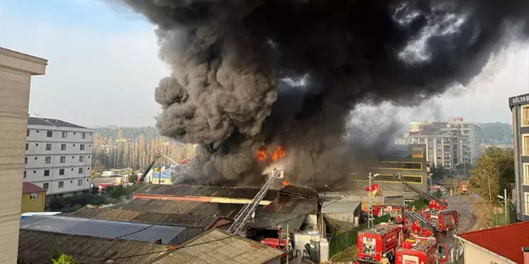 Çekmeköy'de lastik deposunda yangın