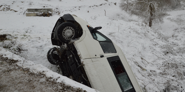 Cenazeye gidenleri taşıyan minibüs çay yatağına devrildi; 15 yaralı