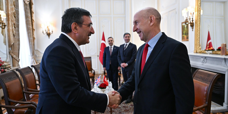 Cevdet Yılmaz, İngiltere Savunma Bakanı Healey ile görüştü