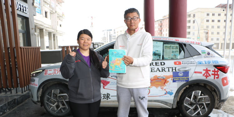 Çinli çift, elektrikli araçla 83 ülke gezdi