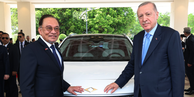 Cumhurbaşkanı Erdoğan, Malezya Başbakanı'na Togg hediye etti