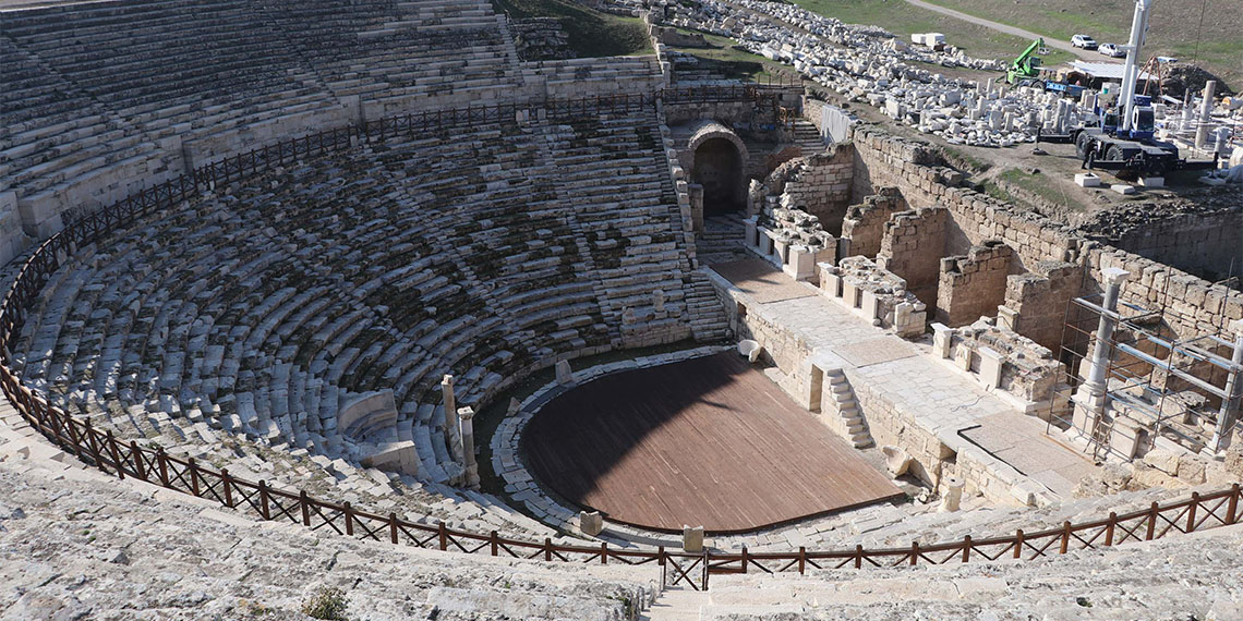 Denizli'de, UNESCO Dünya Miras Geçici Listesi'ndeki Laodikya Antik Kenti'nde 2 bin 200 yıl önce yapılan ve depremlerle yıkılan antik tiyatro restorasyon çalışmalarıyla eski günlerine döndürüldü.