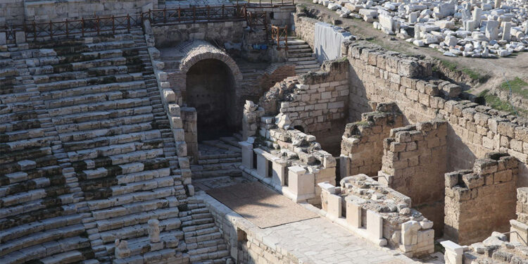 Depremlerle yıkılan antik tiyatro 2 bin 200 yıl öncesine döndürüldü