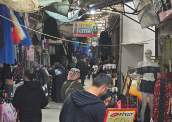 Uzun Çarşı'da ayakta kalan esnaf ramazan ayı yoğunluğu yaşıyor