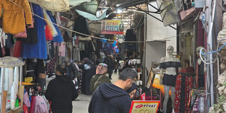 Uzun Çarşı'da ayakta kalan esnaf ramazan ayı yoğunluğu yaşıyor