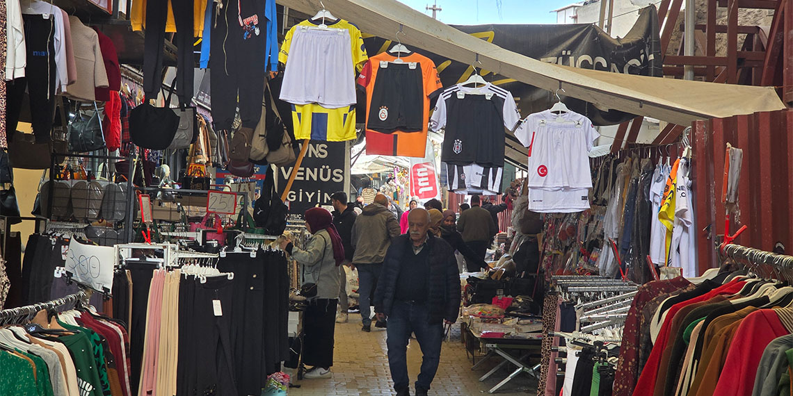 Kahramanmaraş merkezli depremlerde 2 bin 500 dükkandan 600'ünün yıkıldığı Hatay'ın simgelerinden tarihi Uzun Çarşı'da ayakta kalan esnaf ramazan ayı yoğunluğunu yaşıyor.